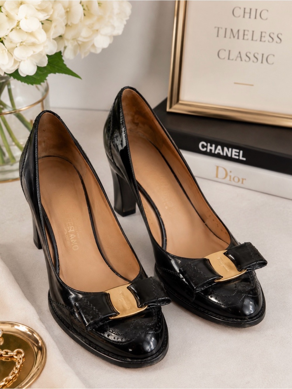 SALVATORE FERRAGAMO VERA STYLE BOW PUMPS WINGTIP BAROQUE DETAILS SIZE 7.5 CAREER